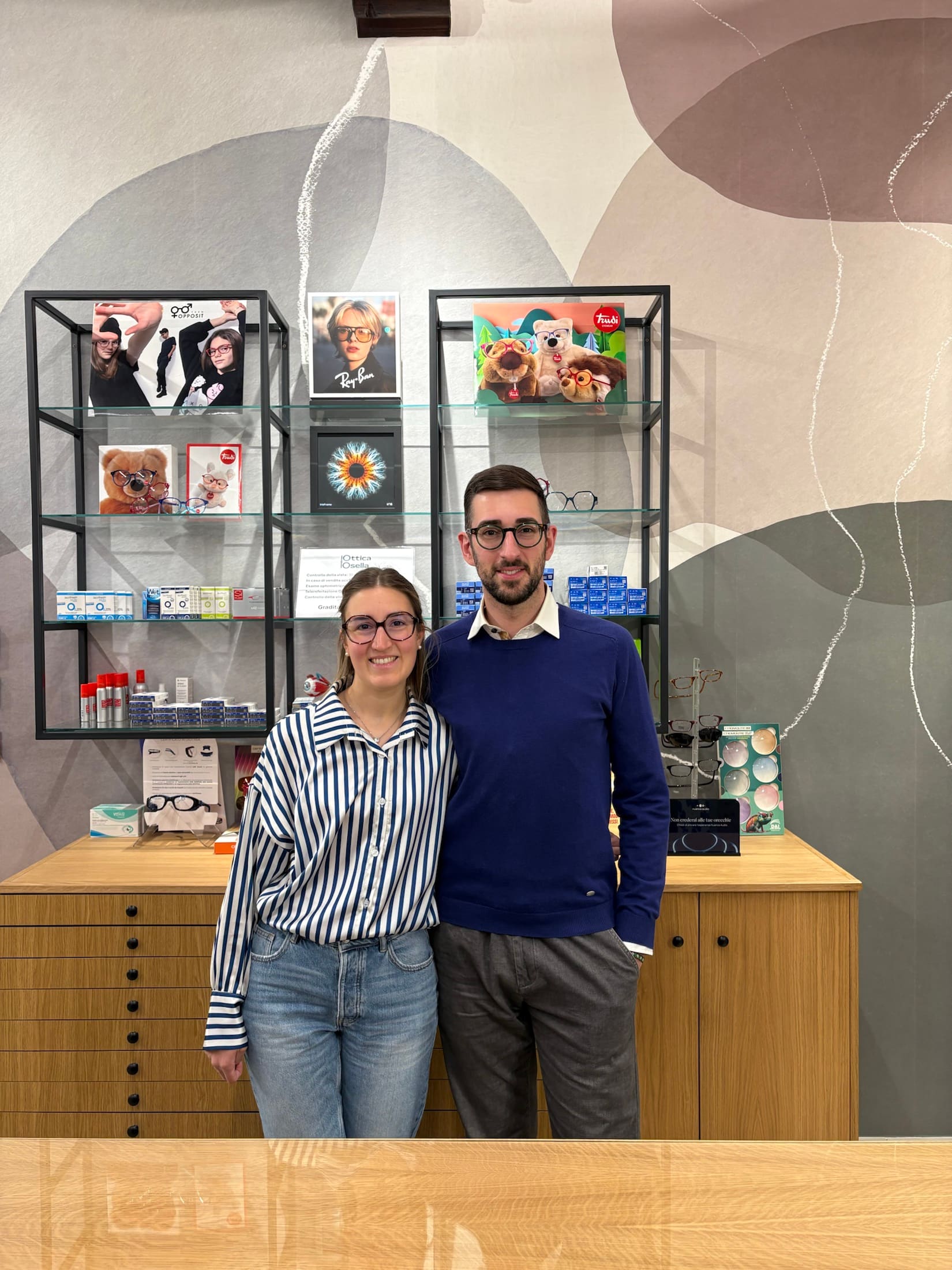 Stefano e Ilaria all'interno di Ottica Osella